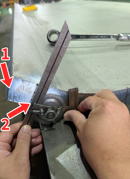 ケガキ線に合わせて工具を取り付ける