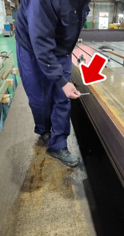 大板とテーブルの間の隙間を確認