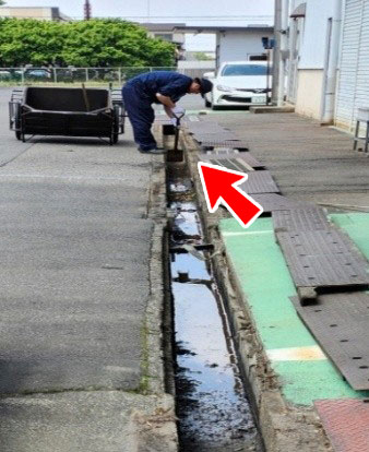 泥をスコップにてかき出す